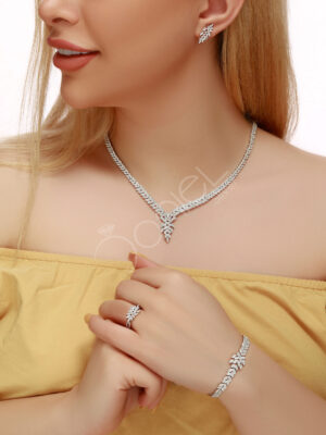 سرویس نقره جواهری یک کار فوق العاده شیک و نمادار برای خانم های خوش سلیقه می باشد که در طراحی آن از قالب طلا استفاده شده است.