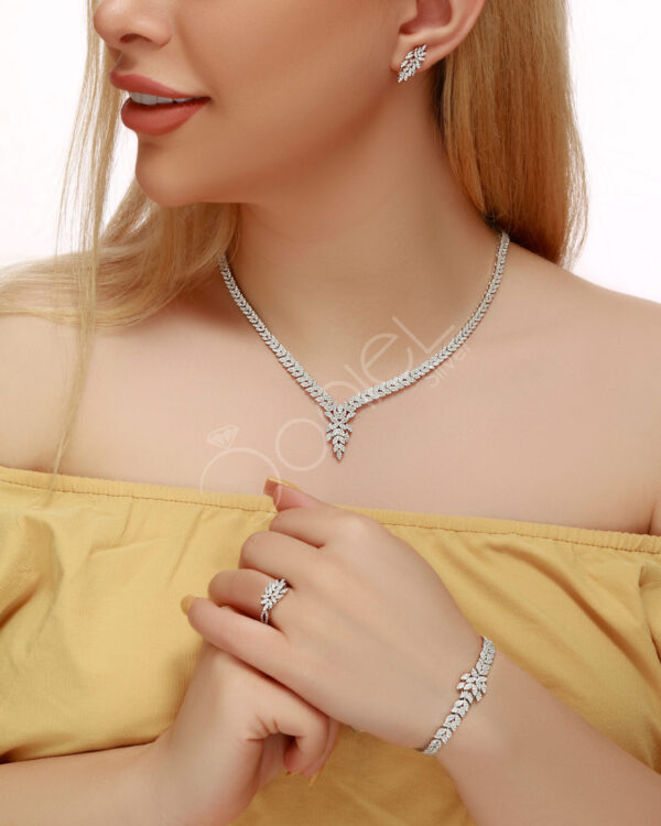 سرویس نقره جواهری یک کار فوق العاده شیک و نمادار برای خانم های خوش سلیقه می باشد که در طراحی آن از قالب طلا استفاده شده است.