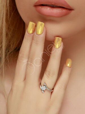انگشتر نقره فلاور جواهری در بین خانم های خوش سلیقه طرفدار زیادی دارد. این انگشتر به صورت طرح زیبای تک نگین است که طرحی جذاب و پرطرفدار است.