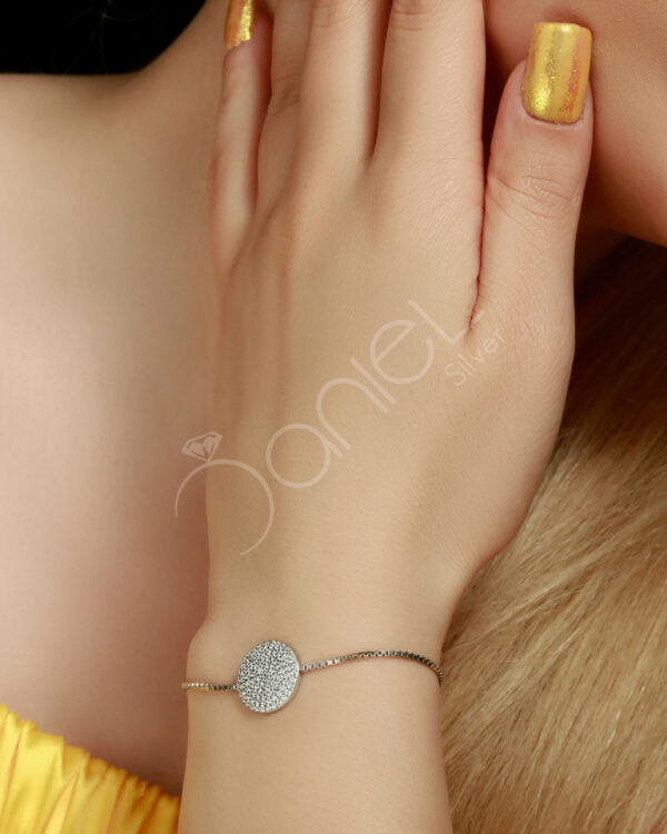 دستبند نقره کرواتی یک کار فانتزی می باشد که در بین خانم های خوش سلیقه طرفدار بسیاری دارد. و برای استفاده ی روزانه و مهمانی  ها مناسب می باشد