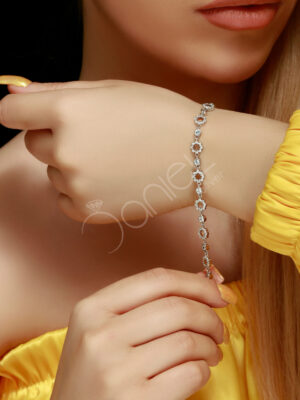 دستبند نقره جواهری یک کار زیبا و ظریف برای خانم های خوش سلیقه می باشد و مناسب برای مهمانی ها و استفاده روزانه می باشد.
