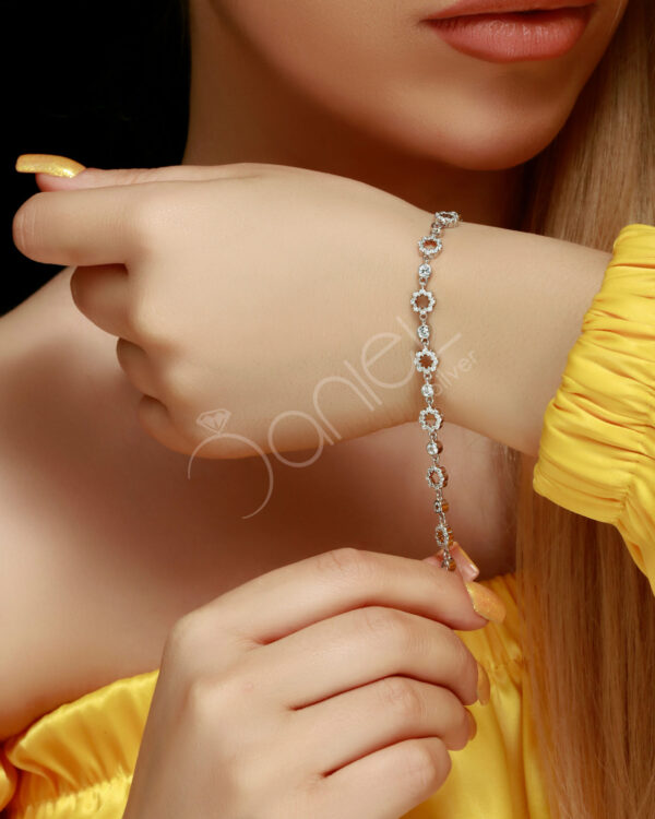 دستبند نقره جواهری یک کار زیبا و ظریف برای خانم های خوش سلیقه می باشد و مناسب برای مهمانی ها و استفاده روزانه می باشد.
