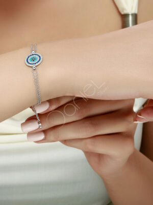 دستبند چشم و نظر نقره یک کار زیبا و ظریف برای خانم های خوش سلیقه می باشد و مناسب برای مهمانی ها و استفاده روزانه می باشد.