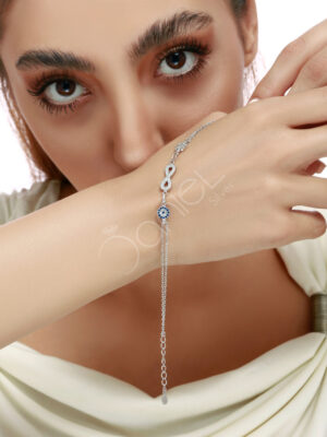 دستبند نقره بینهایت یک کار شکیل و زیبا برای خانم های خوش سلیقه می باشد و مناسب برای مهمانی ها و استفاده روزانه می باشد.