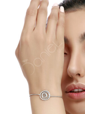 دستبند نقره کرواتی یک کار شکیل وخاص برای خانم های خوش سلیقه می باشد و مناسب برای مهمانی ها و استفاده روزانه می باشد. این دستبند از لحاظ کیفیت جزو زیورآلات درجه یک می باشد.