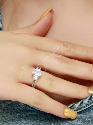 انگشتر نقره جواهری تک نگین در بین خانم های خوش سلیقه طرفدار زیادی دارد. این انگشتر به صورت طرح زیبای تک نگین است.