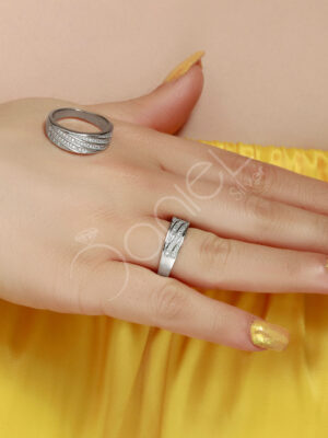 حلقه نقره ست مناسب برای خانم ها و آقایانی است که می خواهند در کنار هم بدرخشند. این انگشتر نقره ست طرحی زیبا و شکیل دارد.