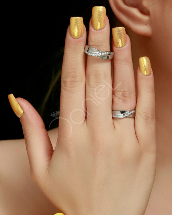 حلقه نقره ست مناسب برای خانم ها و آقایانی است که می خواهند در کنار هم بدرخشند. این انگشتر نقره ست طرحی زیبا و شکیل دارد.