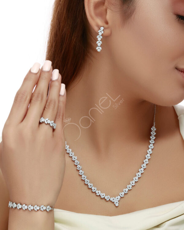 سرویس نقره جواهری یک کار فوق العاده ساده و شکیل برای خانم های خوش سلیقه می باشد که طراحی آن از قالب طلا استفاده شده است.