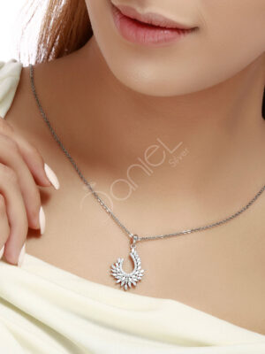 گردنبند نقره جواهری یک کار بسیار خاص و زیبا با نگین های مارکیز جواهری می باشد که در بین دختران و خانم های خوش سلیقه طرفدار زیادی دارد.