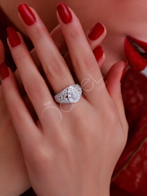 انگشتر نقره جواهری کاری زیبا می باشد که در بین خانم های خوش سلیقه طرفدار زیادی دارد. این انگشتر به صورت طرح زیبای نگین های باگت است.