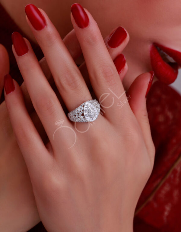 انگشتر نقره جواهری کاری زیبا می باشد که در بین خانم های خوش سلیقه طرفدار زیادی دارد. این انگشتر به صورت طرح زیبای نگین های باگت است.