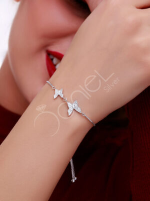 دستبند نقره کرواتی پروانه یک کار فوق العاده ظریف و خاص می باشد. این دستبند زیبا در بین خانم های خوش سلیقه طرفدار زیادی دارد.