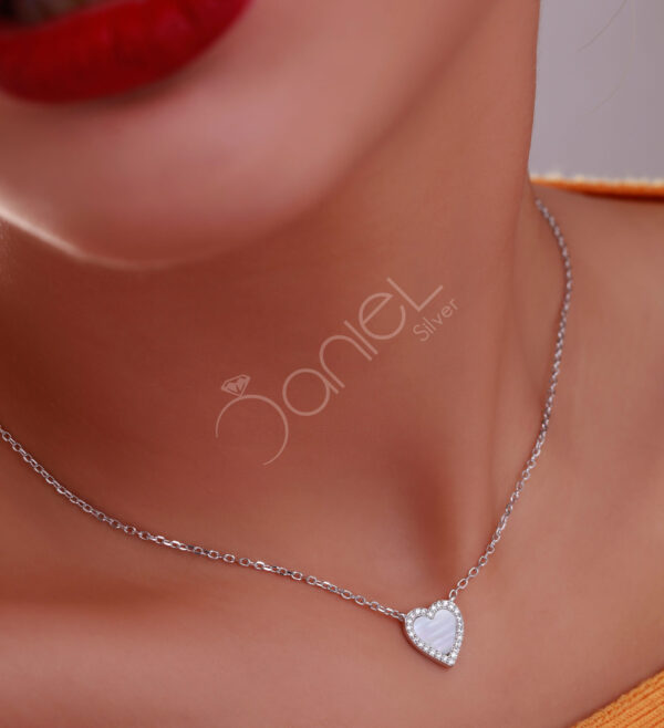 گردنبند نقره قلب صدف دار یک کار بسیار خاص و زیبا می باشد که در بین دختران و خانم های خوش سلیقه طرفدار زیادی دارد.