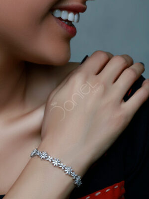 دستبند نقره جواهری یک کار بسیار شکیل و نمادار با نگین های مارکیز می باشد این دستبند زیبا در بین خانم های خوش سلیقه طرفدار زیادی دارد