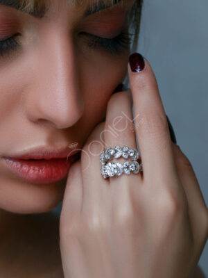  حلقه نقره پشت حلقه جواهری کاری فوق العاده خاص و شکیل می باشد که در بین خانم های خوش سلیقه طرفدار زیادی دارد.