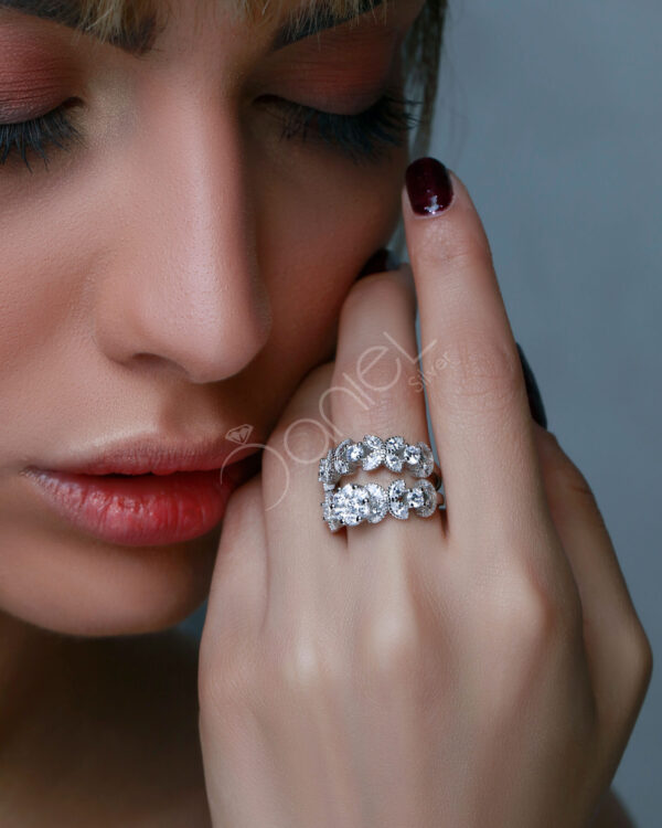  حلقه نقره پشت حلقه جواهری کاری فوق العاده خاص و شکیل می باشد که در بین خانم های خوش سلیقه طرفدار زیادی دارد.