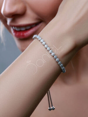 دستبند نقره جواهری فلاور یک کار فوق العاده ظریف و خاص می باشد این دستبند زیبا در بین خانم های خوش سلیقه طرفدار زیادی دارد.
