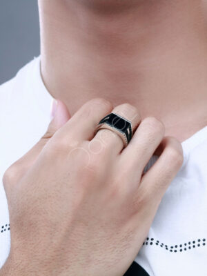 انگشتر نقره مردانه کاری بسیار ساده و شکیل با سنگ اُنیکس می باشد که در بین آقایان خوش پوش طرفدار زیادی دارد.