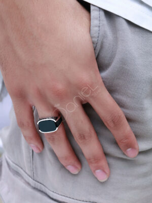 انگشتر نقره مردانه کاری بسیار خاص و زیبا با سنگ اُنیکس می باشد که در بین آقایان خوش پوش طرفدار زیادی دارد.