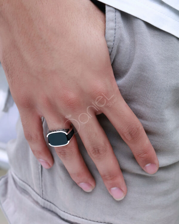 انگشتر نقره مردانه کاری بسیار خاص و زیبا با سنگ اُنیکس می باشد که در بین آقایان خوش پوش طرفدار زیادی دارد.
