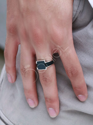 انگشتر نقره مردانه کاری شیک می باشد که در بین آقایان طرفدار زیادی دارد. این انگشتر با سنگ اُنیکس ک نگین های سواروسکی دارد تشکیل شده است.