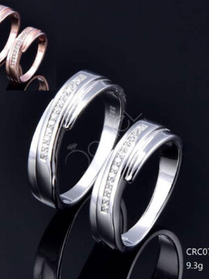 حلقه نقره ست کاری فوق العاده ساده و زیبا می باشد و مناسب برای خانم ها و آقایانی است که می خواهند در کنار هم بدرخشند.