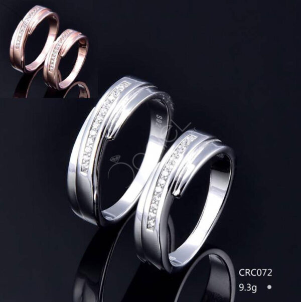 حلقه نقره ست کاری فوق العاده ساده و زیبا می باشد و مناسب برای خانم ها و آقایانی است که می خواهند در کنار هم بدرخشند.
