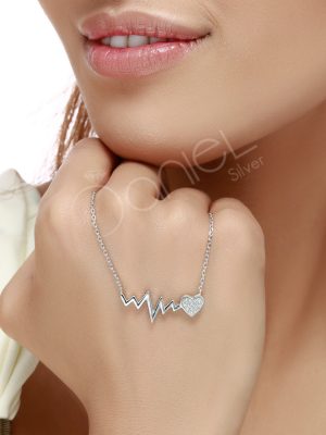 گردنبند ضربان‌ قلب یک کار فانتزی و ظریف می باشد که طرفداران بسیاری دارد. این گردنبند به صورت نماد قلب طراحی شده است.
